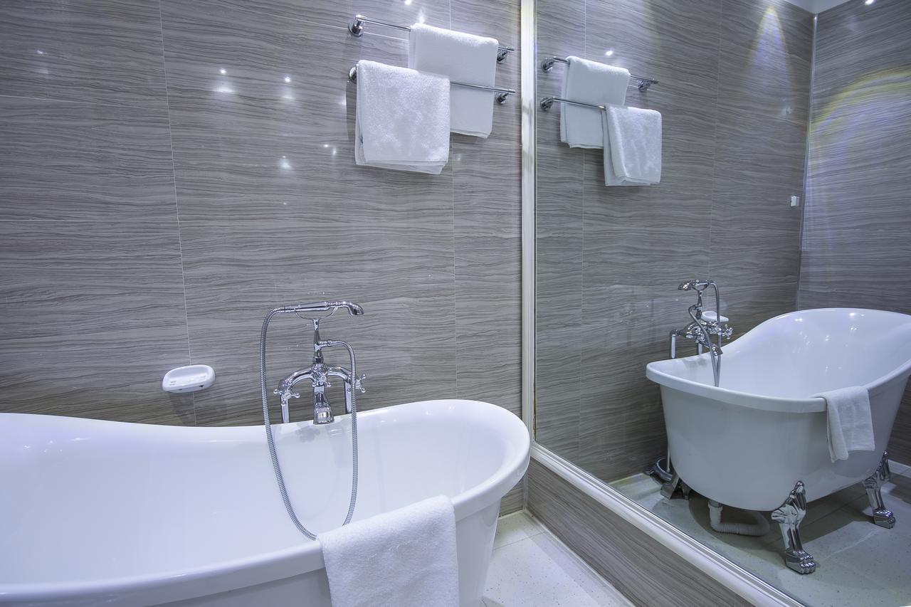 Leon Hotel Kinshasa Buitenkant foto
