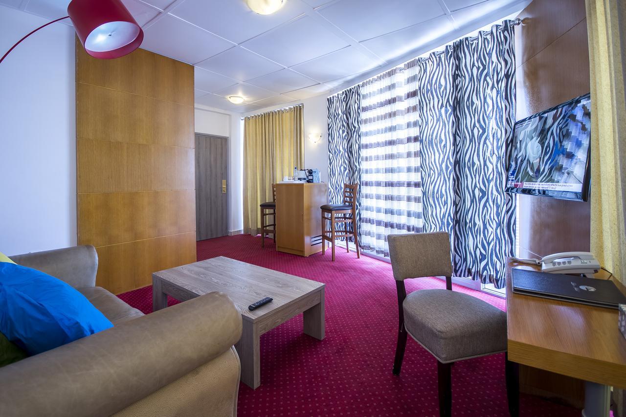 Leon Hotel Kinshasa Buitenkant foto