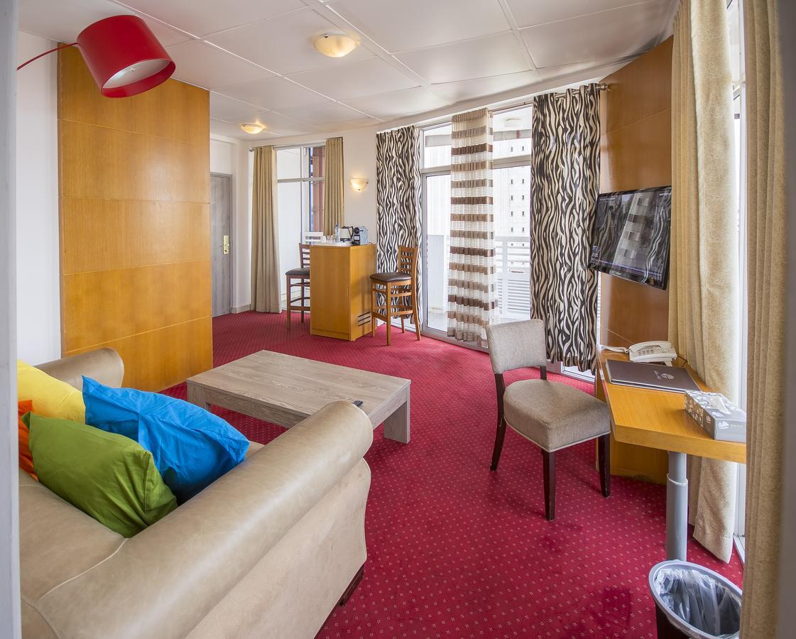 Leon Hotel Kinshasa Buitenkant foto