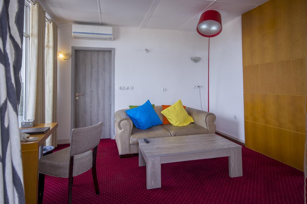 Leon Hotel Kinshasa Buitenkant foto