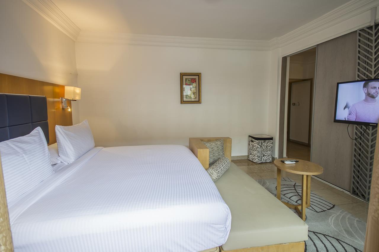 Leon Hotel Kinshasa Buitenkant foto